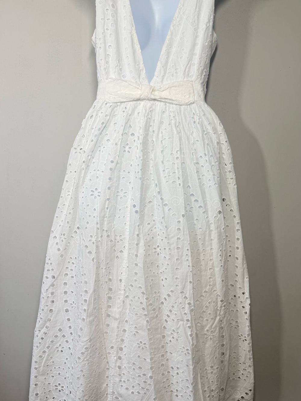 Sleeveless White Eyelet Midi Dress with Fitted Waist. - Picture 2 of 4